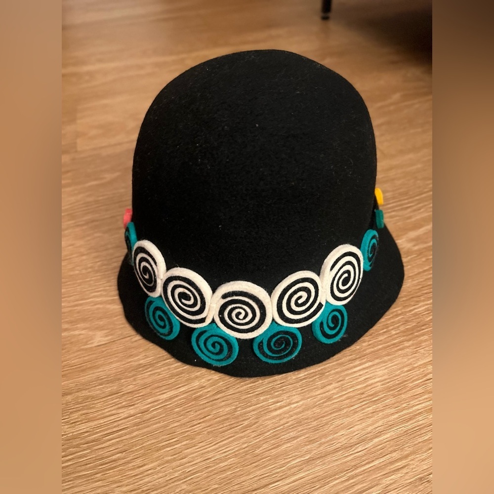 Black sheep’s wool Felt Hat for Women with Spiral Accents, sophisticated - Picture 2 of 11